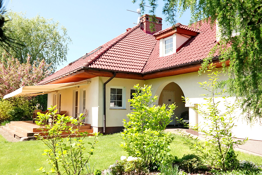widok od strony ogrodu na luksusową willę w Gorzowie Wielkopolskim na sprzedaż