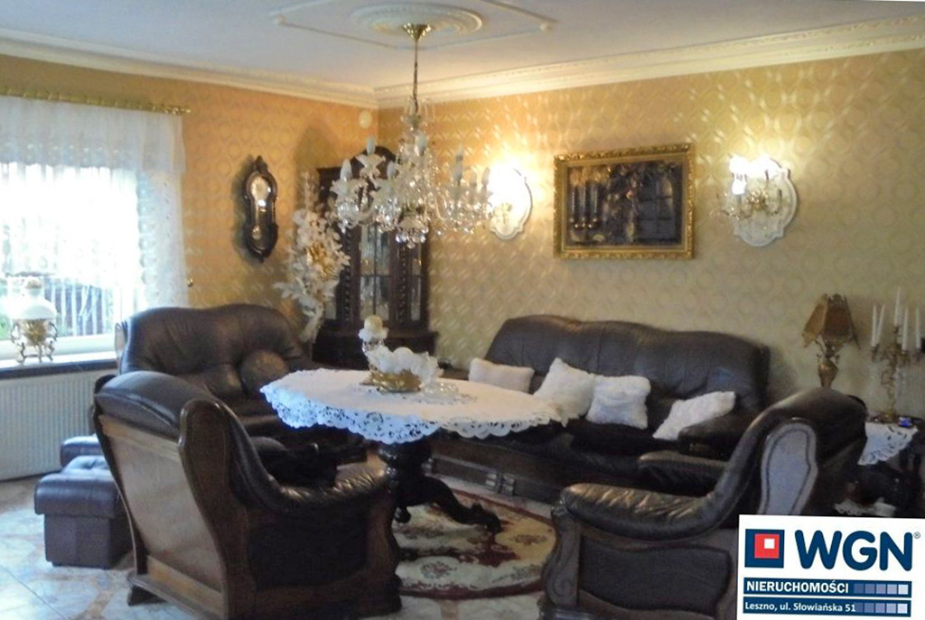 wytworny, elegancki salon w luksusowej willi do sprzedaży w Rawiczu