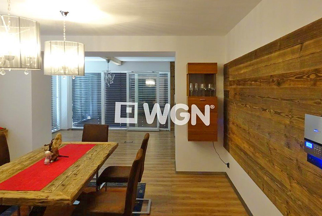 widok z innej perspektywy na luksusowy saloon w ekskluzywnej willi do sprzedaży w okolicach Bielska-Białej