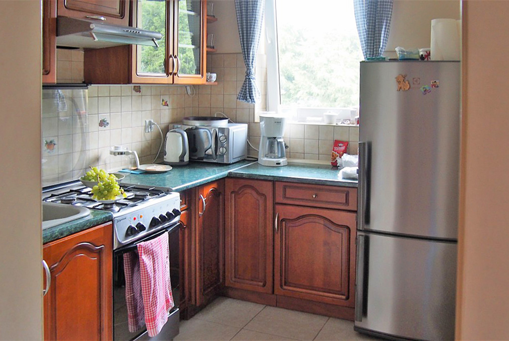 zdjęcie prezentuje stylowo umeblowaną i wyposażoną kuchnię w luksusowej willi w okolicach Bielska-Białej na sprzedaż