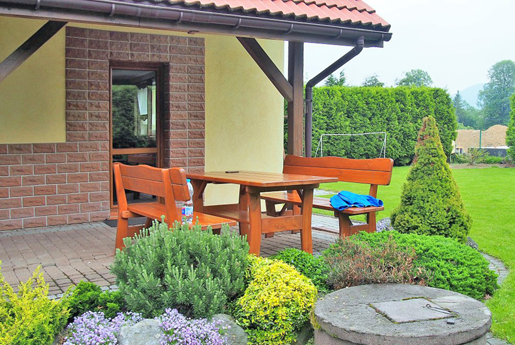 widok na taras oraz fragment zadbanej działki wokół luksusowej willi do sprzedaży w okolicach Bielska-Białej