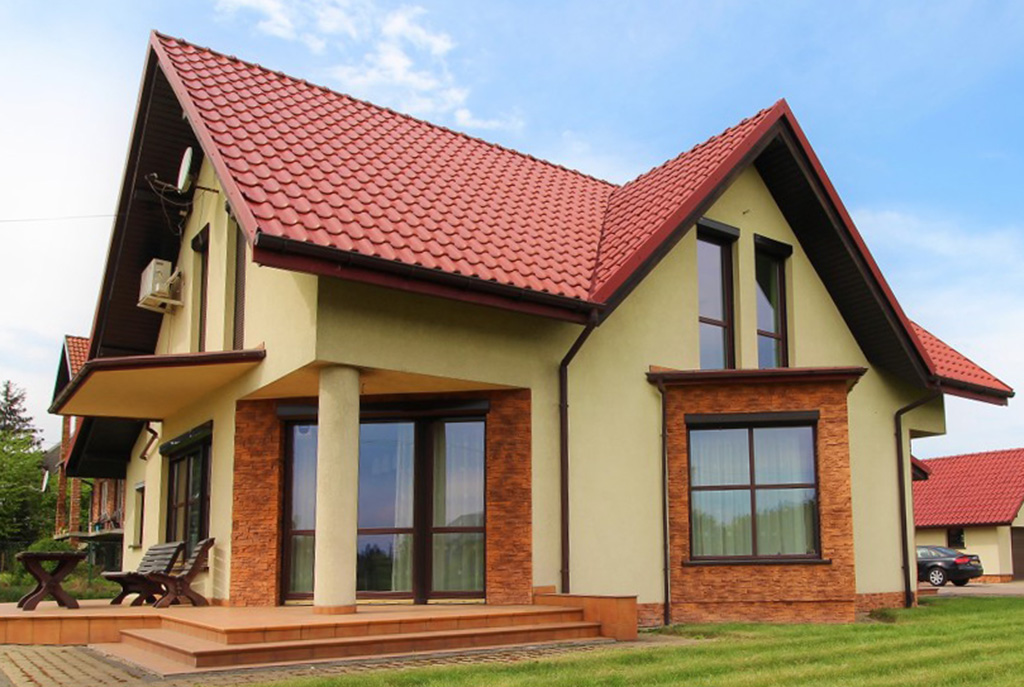 widok od strony ogrodu i tarasu na ekskluzywną willę do sprzedaży w okolicach Krakowa