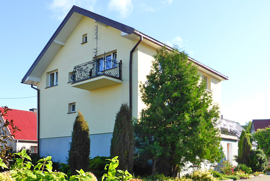 widok od strony ogrodu na luksusową willę do sprzedaży w okolicach Kwidzyna