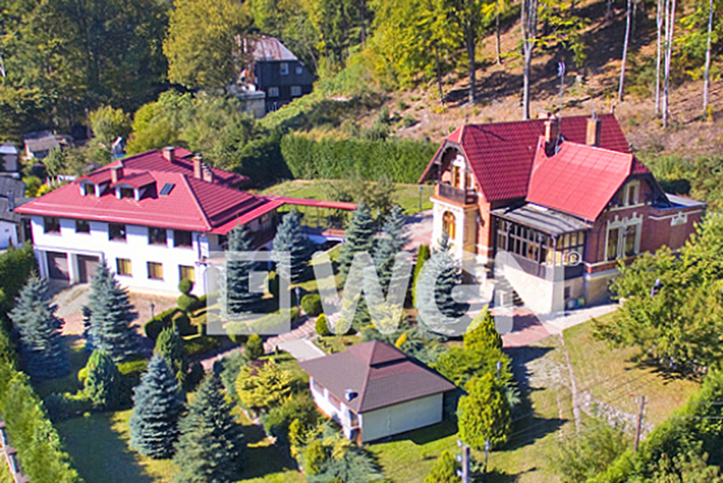 widok z lotu ptaka na luksusową rezydencję w okolicach Kłodzka na sprzedaż