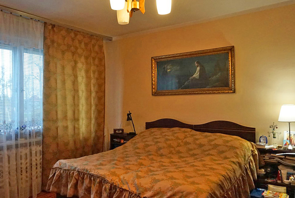 widok na komfortową, elegancką sypialnię w luksusowej willi w okolicach Leszna na sprzedaż