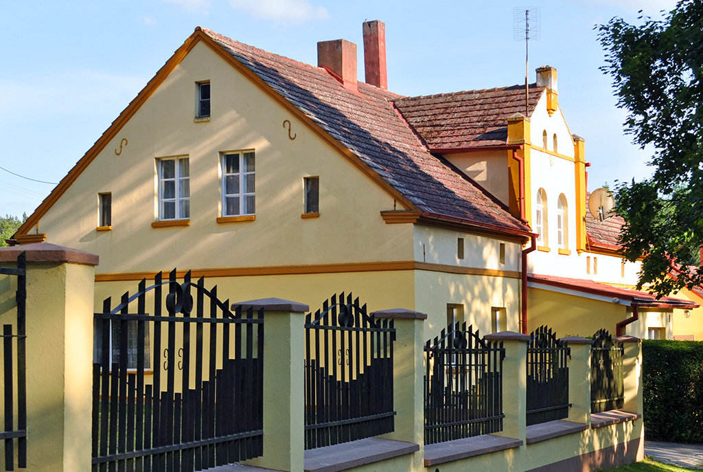 widok od strony ulicy na ekskluzywną willę do sprzedaży w okolicach Leszna