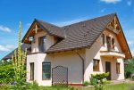 widok od strony ogrodu i tarasu na ekskluzywną willę w okolicach Lęborka na sprzedaż