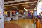 przestronny salon w ekskluzywnej willi do sprzedaży w okolicach Malborka