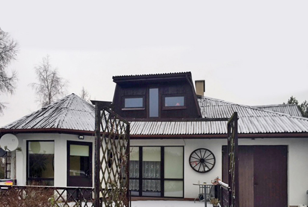 widok od strony ogrodu na luksusową willę do sprzedaży w okolicach Wielunia