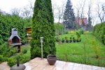 widok z tarasu na zagospodarowaną i wypielęgnowaną działkę wokół luksusowej willi w okolicach Wrocławia na sprzedaż