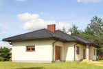 widok z boku na luksusową willę do sprzedaży w okolicach Łodzi