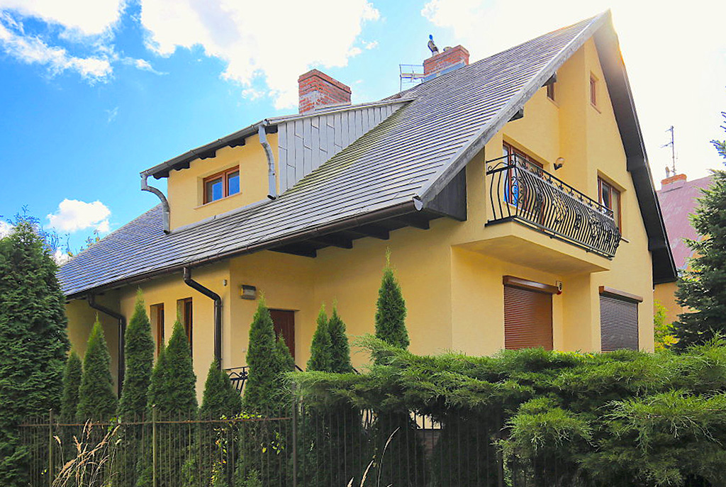 widok od strony ogrodu na ekskluzywną willę do wynajęcia w Szczecinie