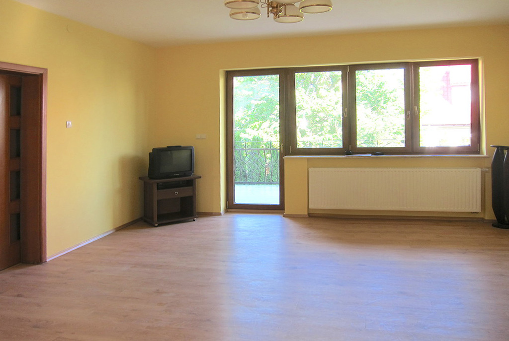 przestronne wnętrze luksusowej willi w Szczecinie na wynajem