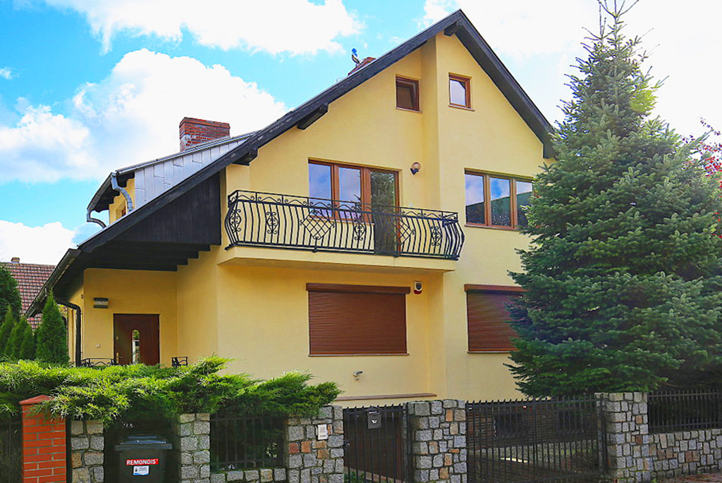 zdjęcie prezentujące front luksusowej willi w Szczecinie do wynajmu