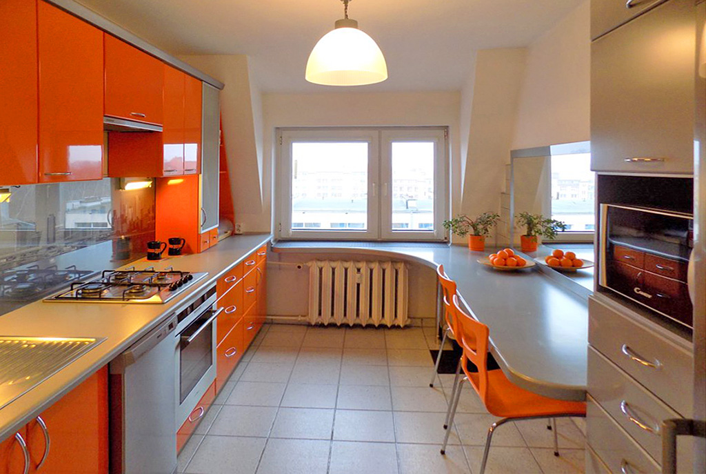 nowocześnie umeblowana kuchnia w modnych kolorach znajdująca się w luksusowym apartamencie na Mazurach na sprzedaż