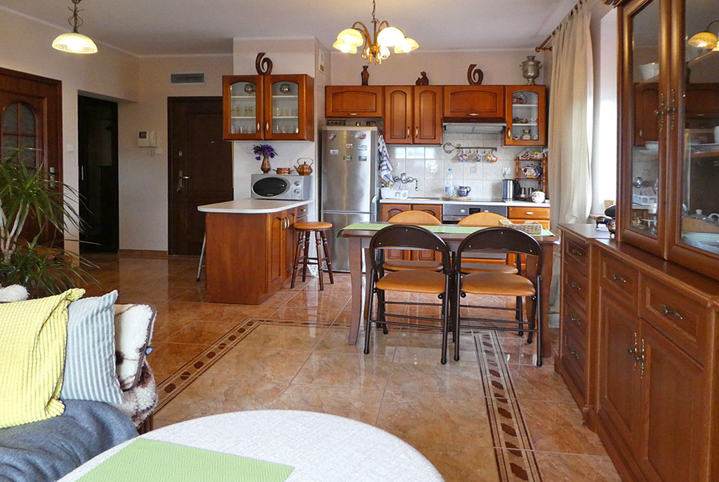przestronne wnętrze ekskluzywnego apartamentu do sprzedaży na Mazurach