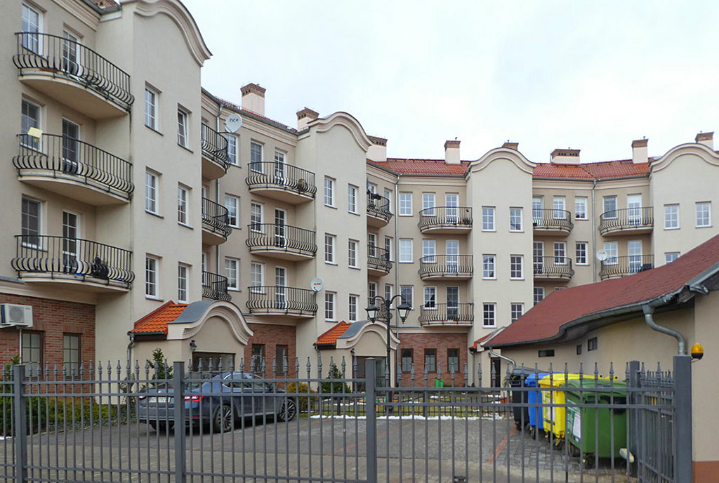 widok na osiedle na Mazurach, na którym mieści się oferowany do sprzedaży luksusowy apartament