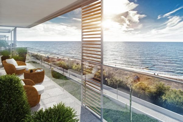 widok z tarasu na morze w luksusowym apartamencie do sprzedaży nad morzem
