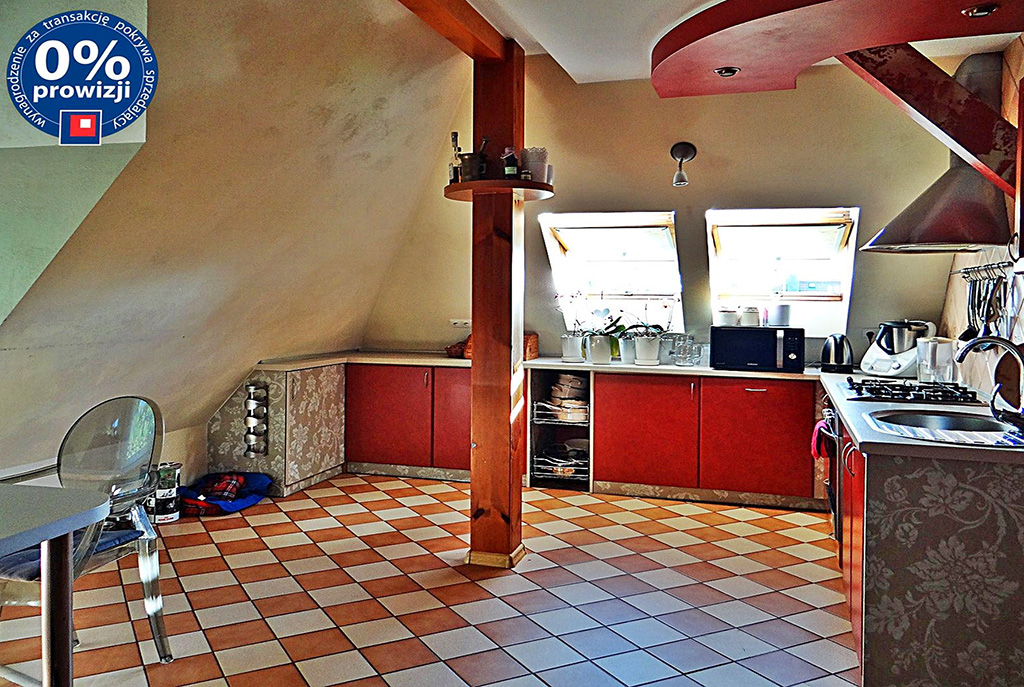 zdjęcie prezentuje umeblowaną kuchnię w luksusowym apartamencie w Bolesławcu na sprzedaż