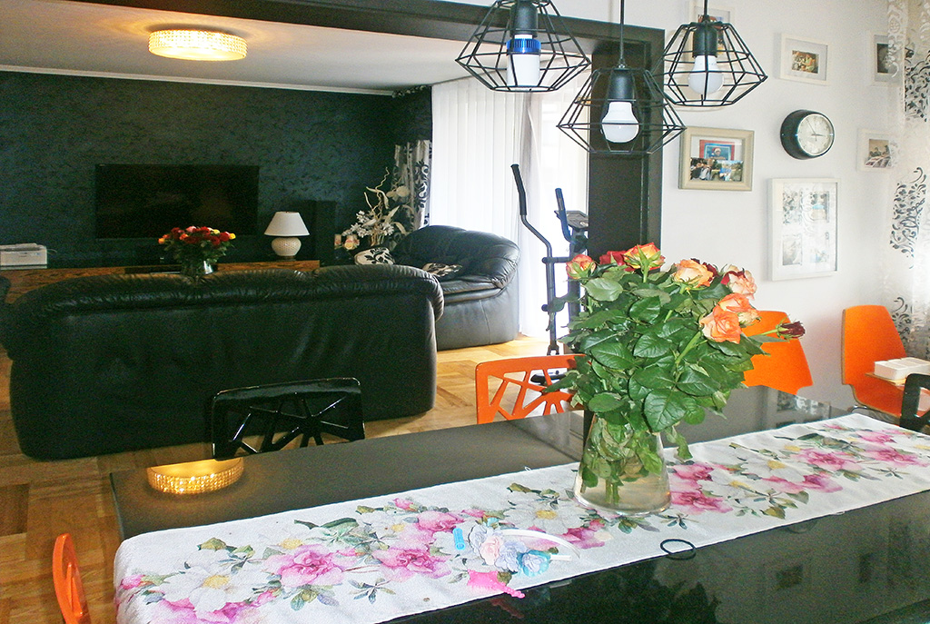 widok od strony jadalni na ekskluzywny salon w luksusowym apartamencie do sprzedaży w Częstochowie