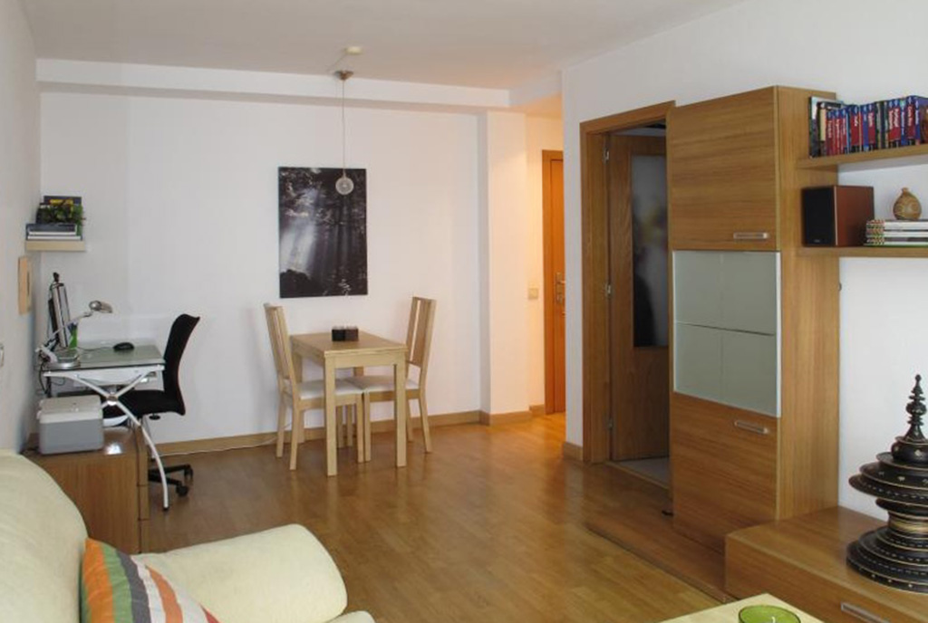 widok z innej perspektywy na komfortowy salon w luksusowym apartamencie do sprzedaży w Hiszpanii