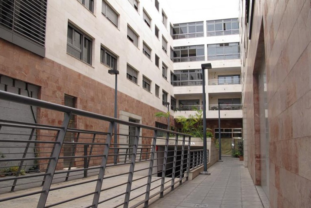 na zdjęciu ekskluzywny apartamentowiec w Hiszpanii, w którym znajduje się oferowany na sprzedaż luksusowy apartament