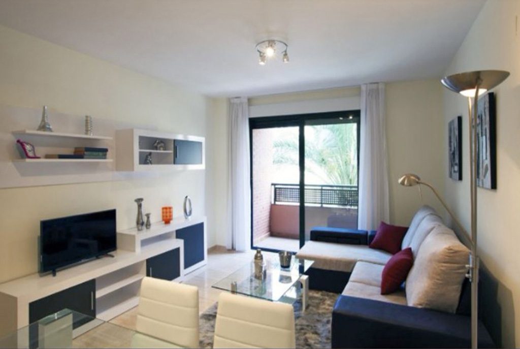 nowoczesny salon w ekskluzywnym apartamencie do sprzedaży w Hiszpanii