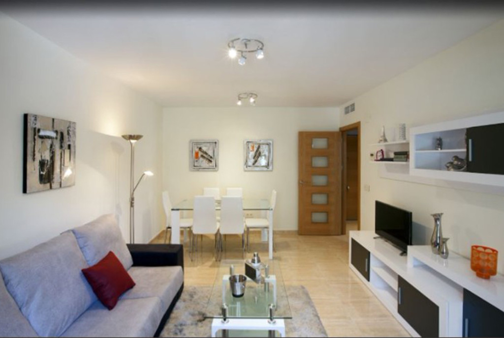 widok z innej perspektywy na luksusowy salon w ekskluzywnym apartamencie do sprzedaży w Hiszpanii