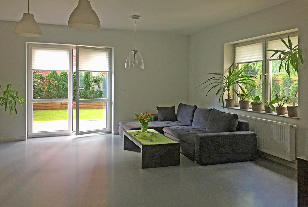przestronny salon w ekskluzywnym apartamencie do sprzedaży w Katowicach