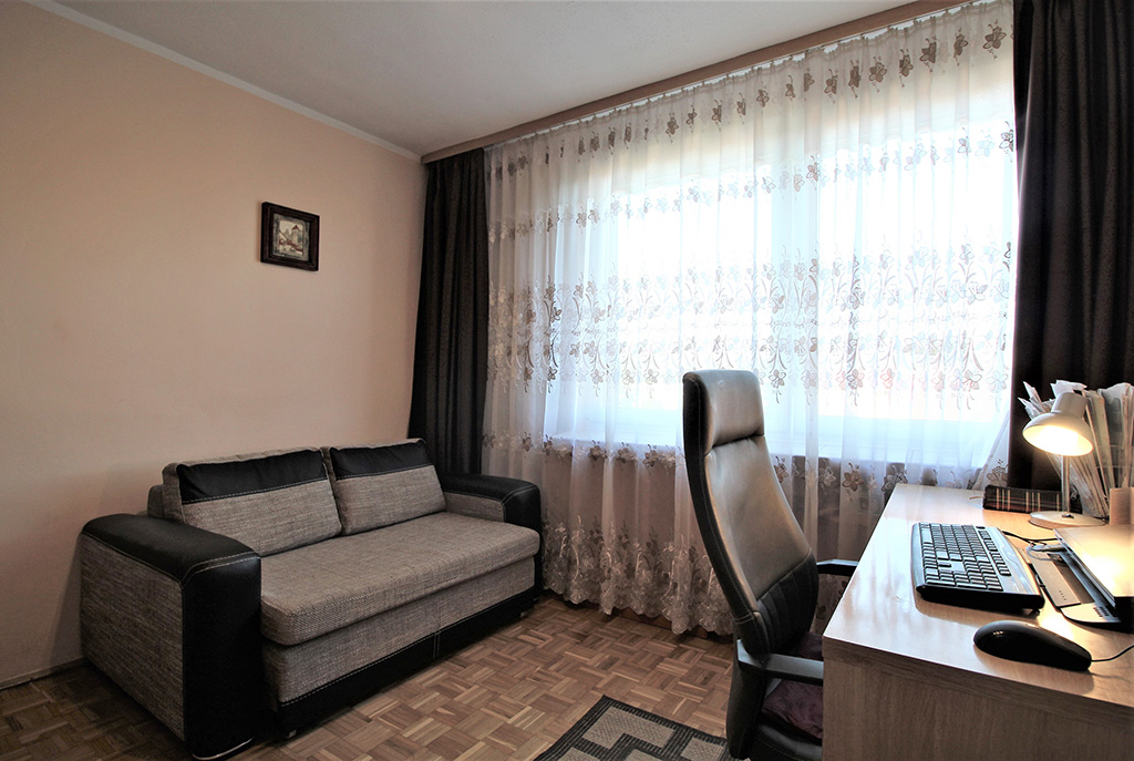 widok na gabinet w luksusowym apartamencie do sprzedaży w Krakowie