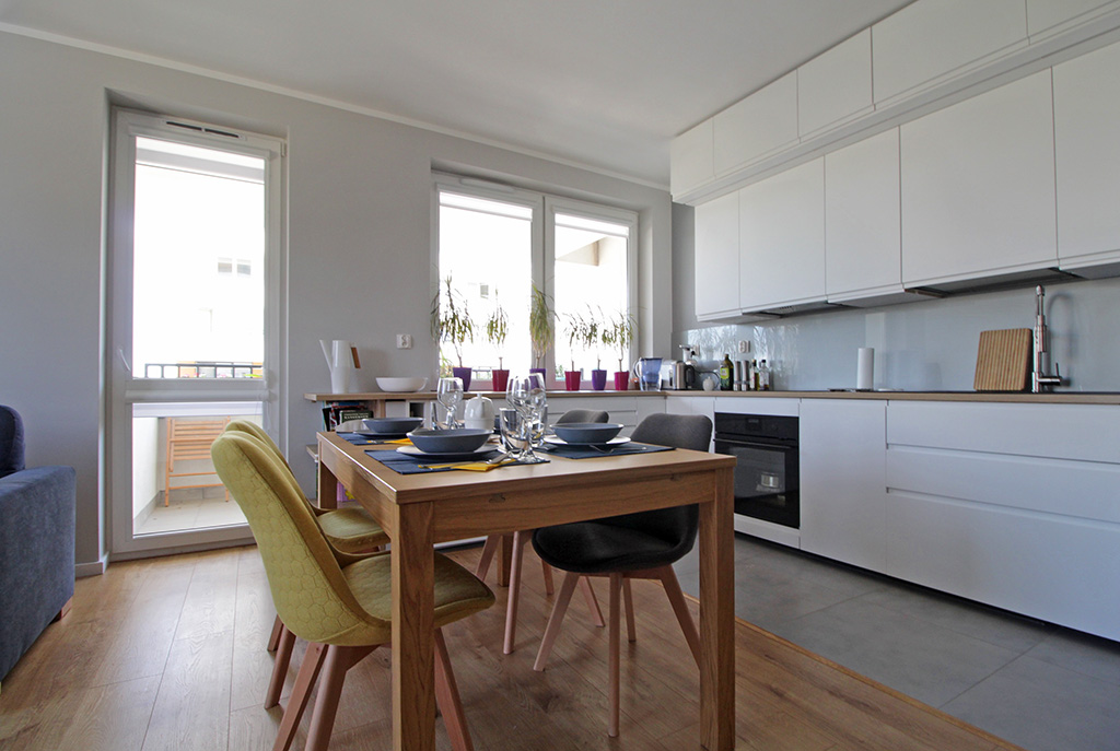 elegancka kuchnia w zabudowie w luksusowym apartamencie do sprzedaży w Krakowie