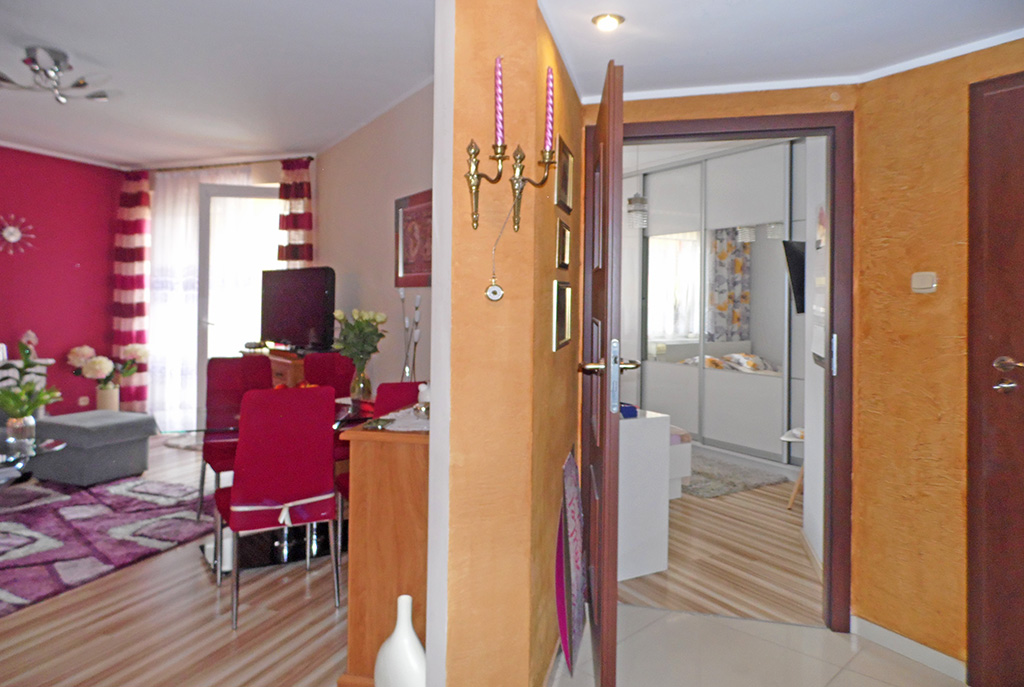 po lewej salon, po prawej sypialnia w luksusowym apartamencie w Malborku na sprzedaż