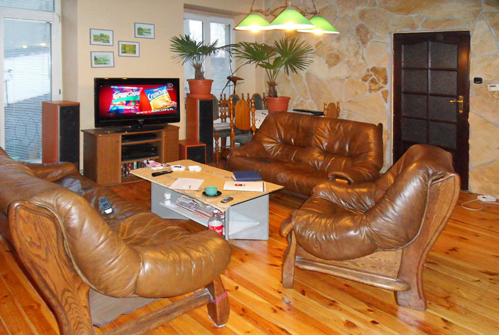 widok z innej perspektywy na luksusowy salon w ekskluzywnym apartamencie do sprzedaży w Piotrkowie Trybunalskim