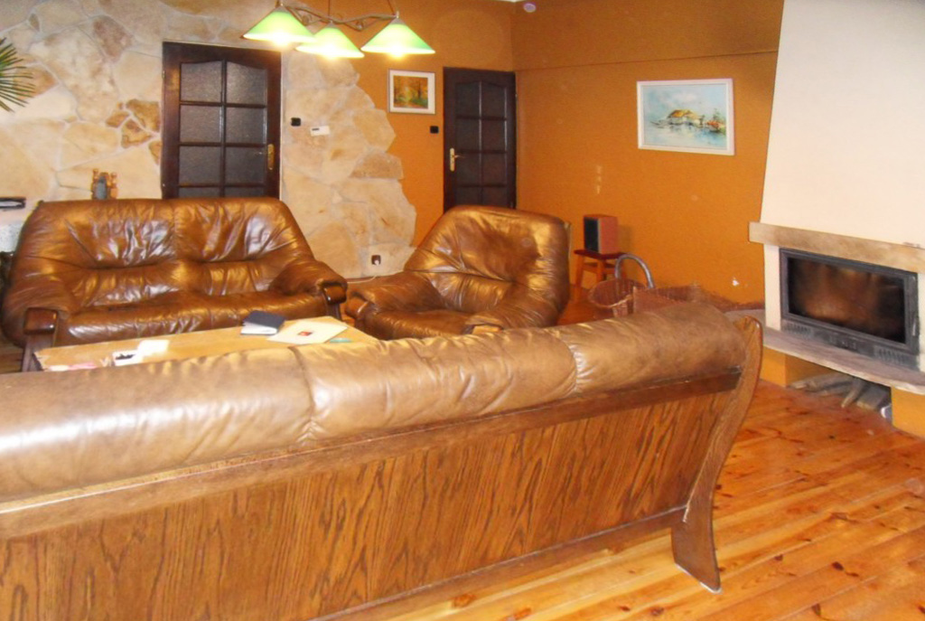 na pierwszym planie kominek w luksusowym salonie ekskluzywnego apartamentu do sprzedaży w Piotrkowie Trybunalskim