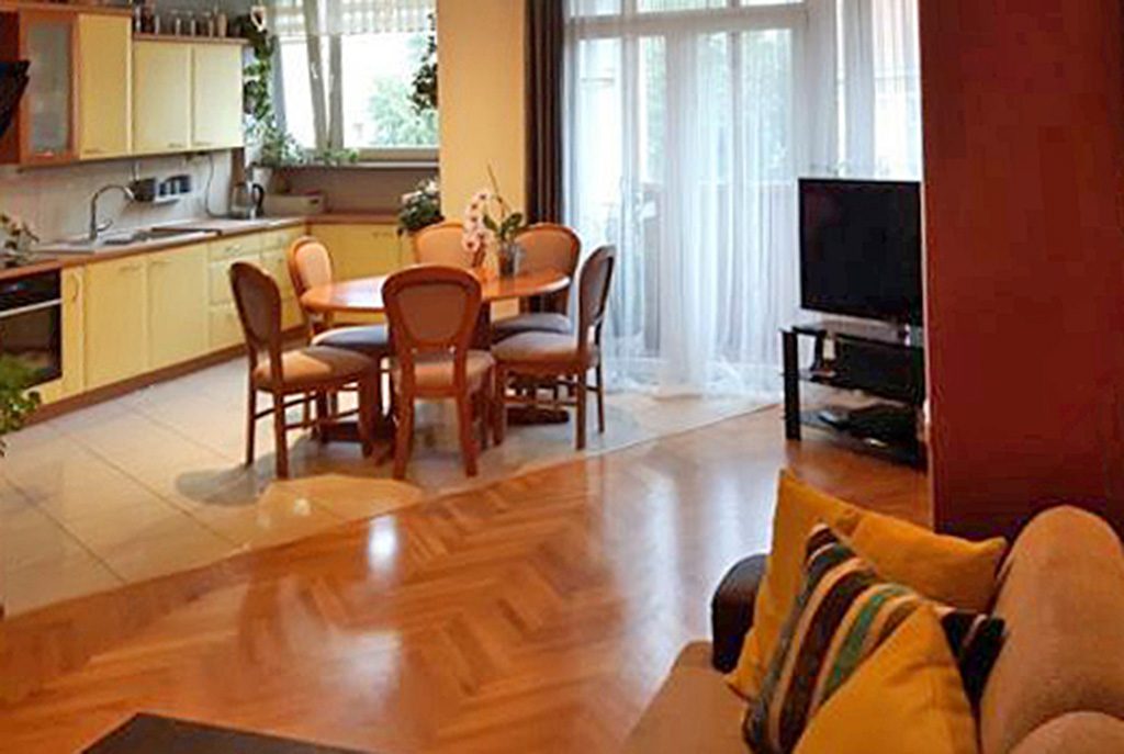 komfortowy salon w ekskluzywnym apartamencie do sprzedaży w Szczecinie