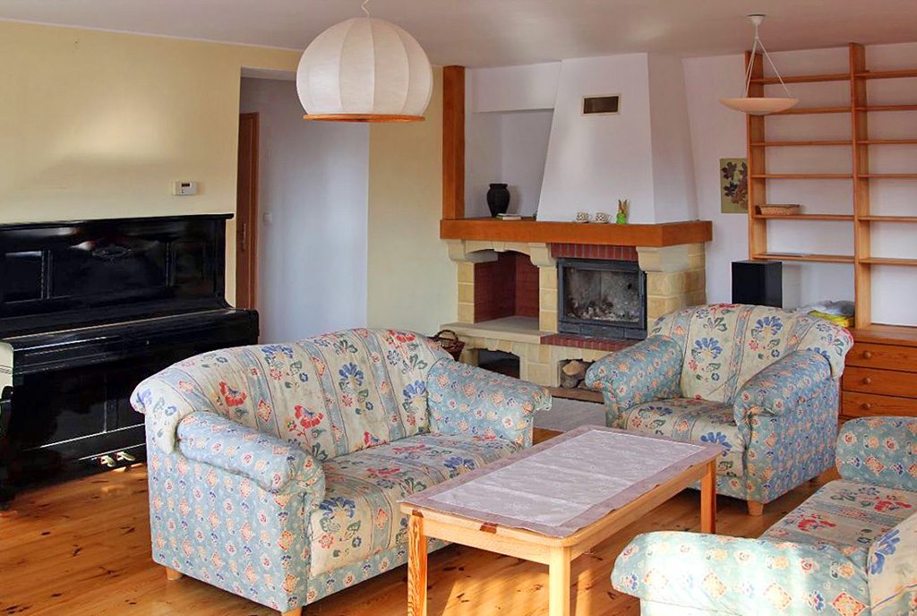 prestiżowy salon z kominkiem w ekskluzywnym apartamencie do sprzedaży w Szczecinie