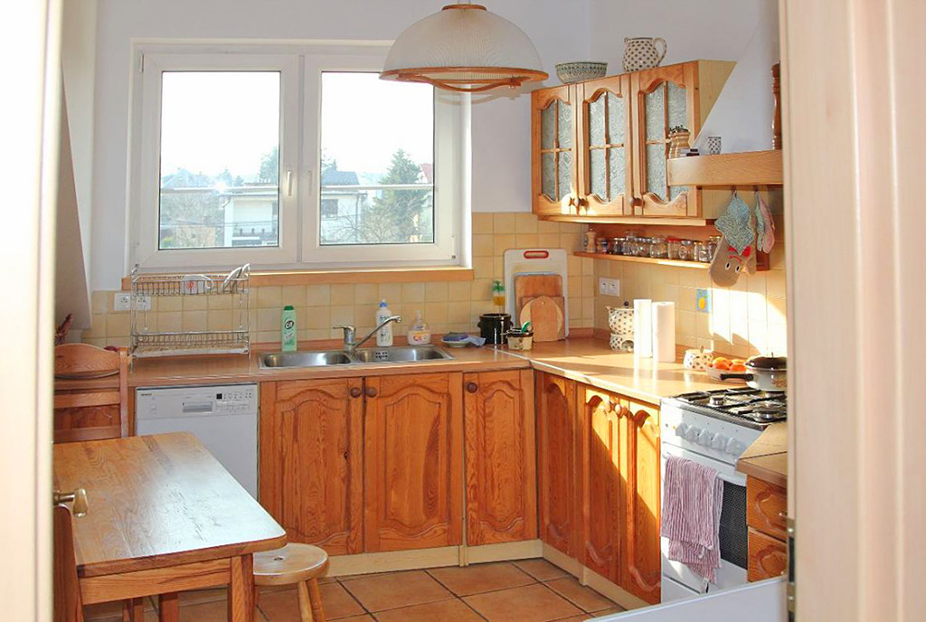 fragment umeblowanej w stylu klasycznym kuchni znajdującej się w luksusowym apartamencie do sprzedaży w Szczecinie