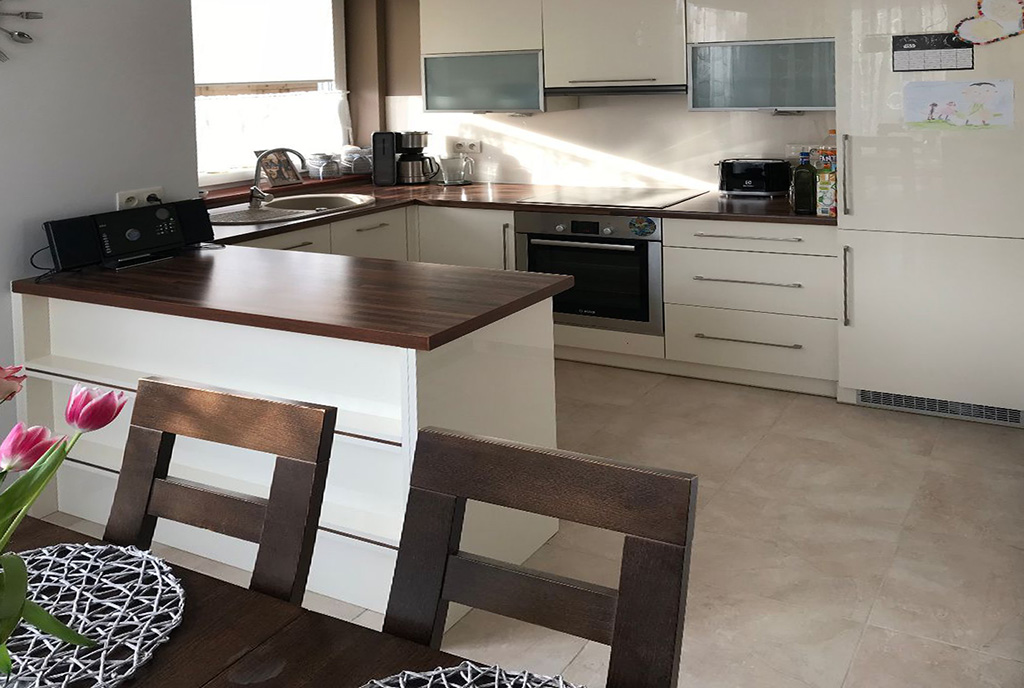 umeblowana komfortowo kuchnia w luksusowym apartamencie w Szczecinie na sprzedaż