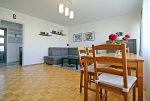 na pierwszym planie jadalnia, w oddali salon w luksusowym apartamencie w Wieluniu na sprzedaż
