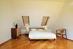 elegancka sypialnia w ekskluzywnym apartamencie do sprzedaży w okolicach Szczecina