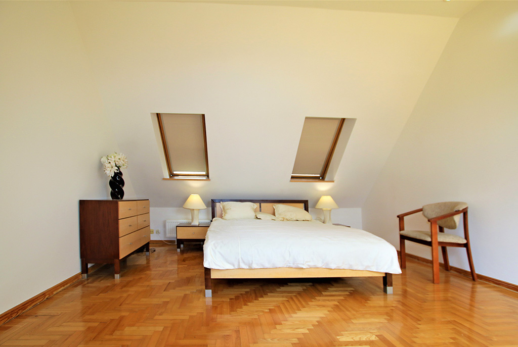elegancka sypialnia w ekskluzywnym apartamencie do sprzedaży w okolicach Szczecina