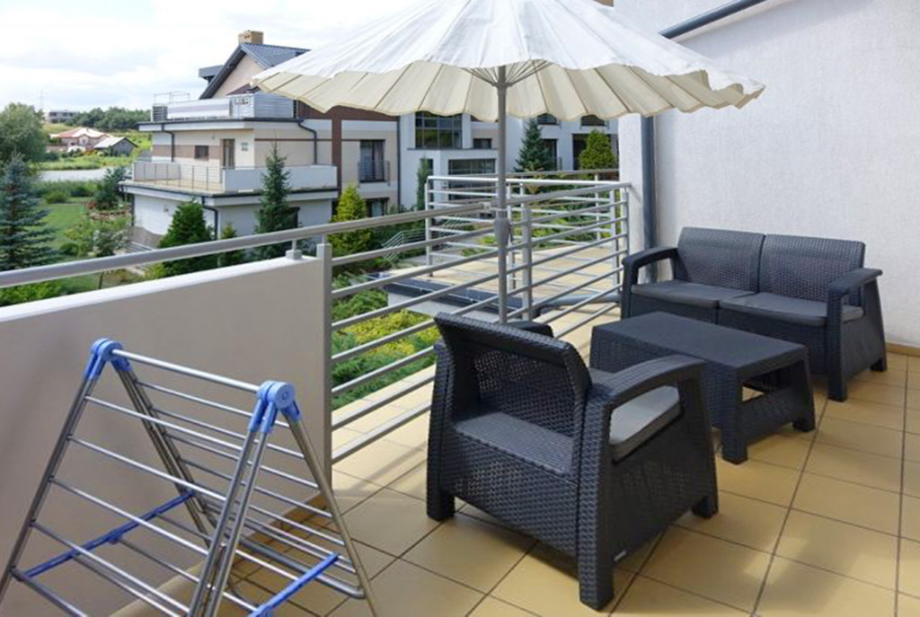 widok na komfortowy taras przy luksusowym apartamencie do sprzedaży w okolicach Torunia