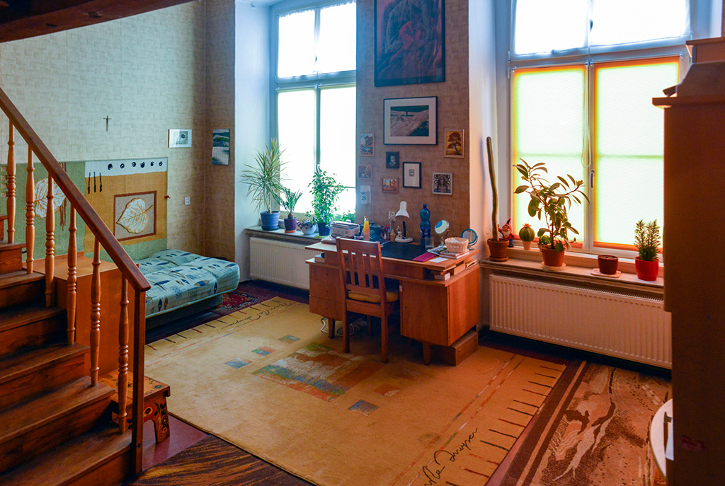 widok z innej perspektywy na prestiżowy salon w luksusowym apartamencie do sprzedaży we Wrocławiu