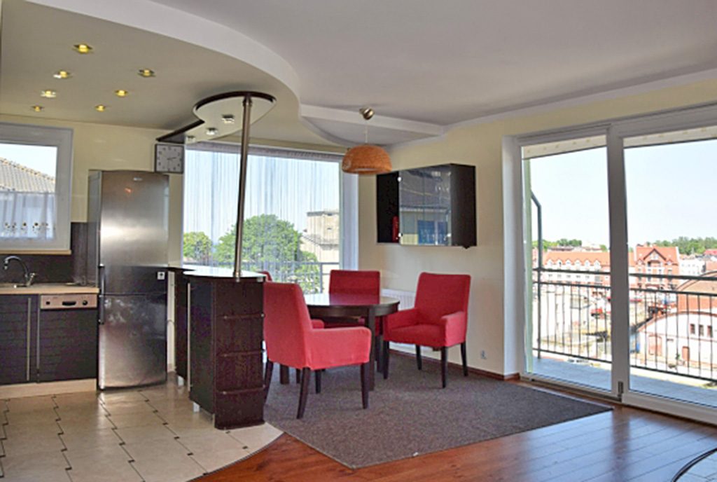 nowoczesny salon w ekskluzywnym apartamencie do wynajęcia nad morzem