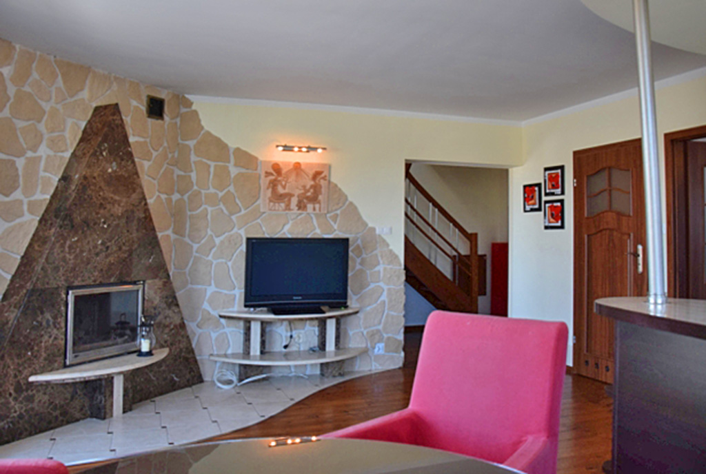 fragment salonu w ekskluzywnym apartamencie nad morzem na wynajem