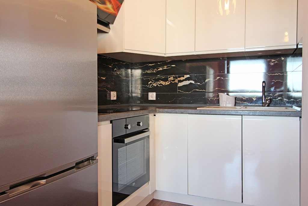 nowocześnie umeblowana kuchnia w luksusowym apartamencie do wynajmu w Krakowie