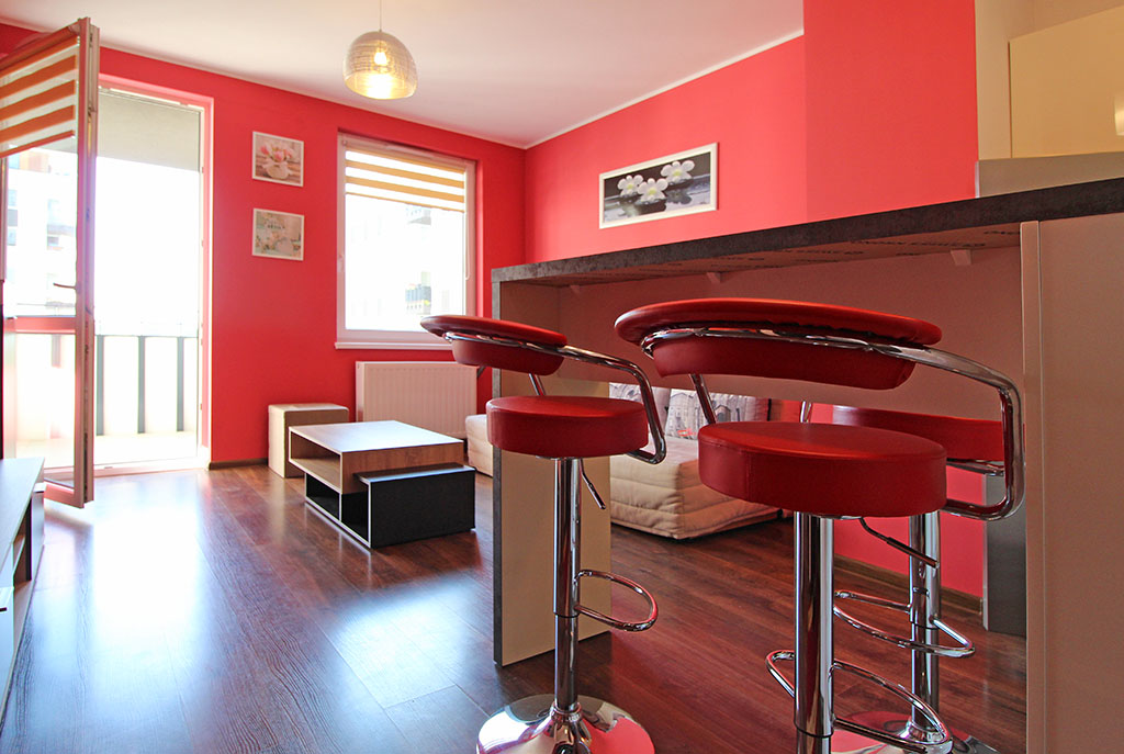 widok od strony jadalni na luksusowy salon w ekskluzywnym apartamencie w Krakowie na wynajem