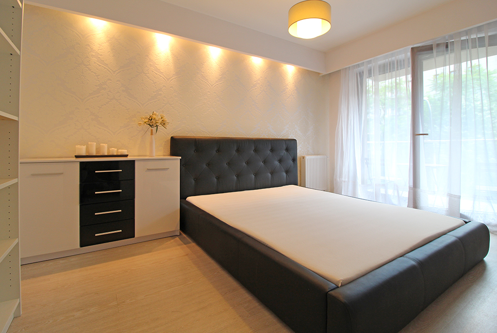 elegancka, zaciszna sypialnia w luksusowym apartamencie w Krakowie na wynajem