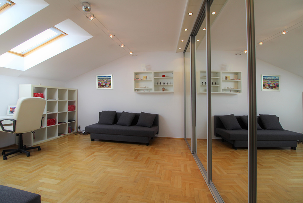 jedno z komfortowych pomieszczeń w luksusowym apartamencie w Krakowie na wynajem