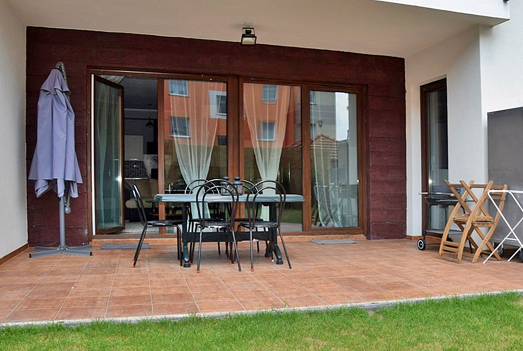widok na taras przy luksusowym apartamencie w Bolesławcu na wynajem